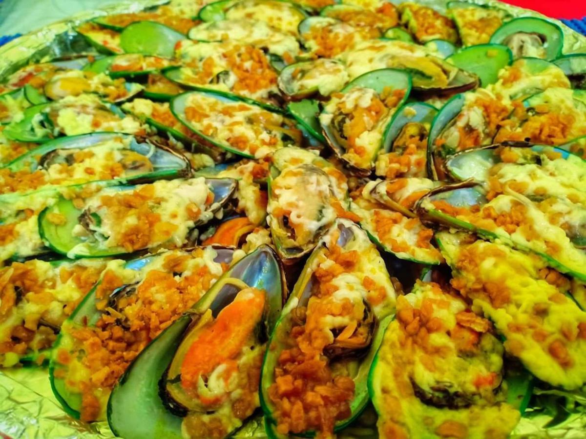 Queen Of Isle Cottages And Restaurant Puerto Galera Exterior foto